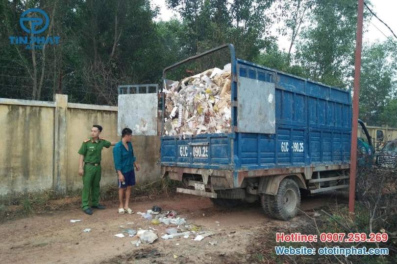 Tác Hại Khôn Lường Từ Việc Xe Chở Rác Làm Rơi Vãi Chất Thải