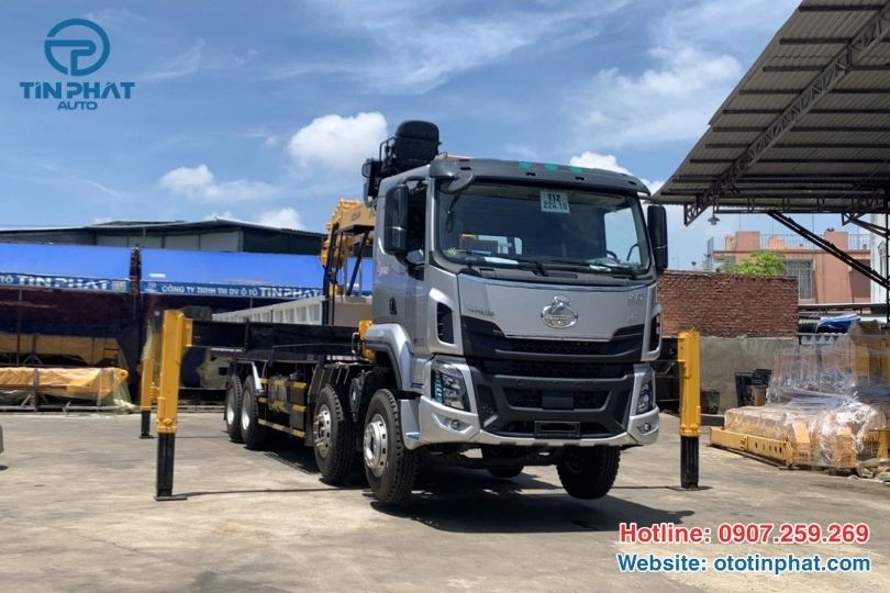 Xe cẩu tự hành Chenglong 4 chân gắn cẩu 12 tấn